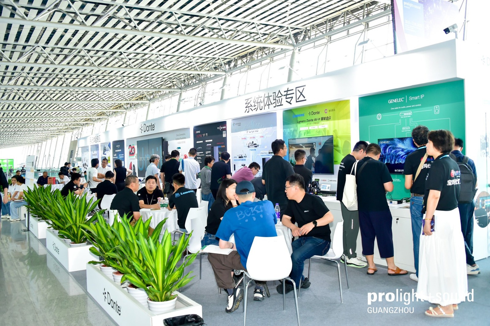 Kaztechnology командасы Қытайда өткен ең ірі Prolight + Sound Guangzhou 2026 халықаралық көрмесіне барды. Компания өкілдері «ақылды қалаларды» дамытуға арналған озық AI-шешімдерді, мультимедиялық кешендерді және инновациялық жүйелерді зерттеді 1